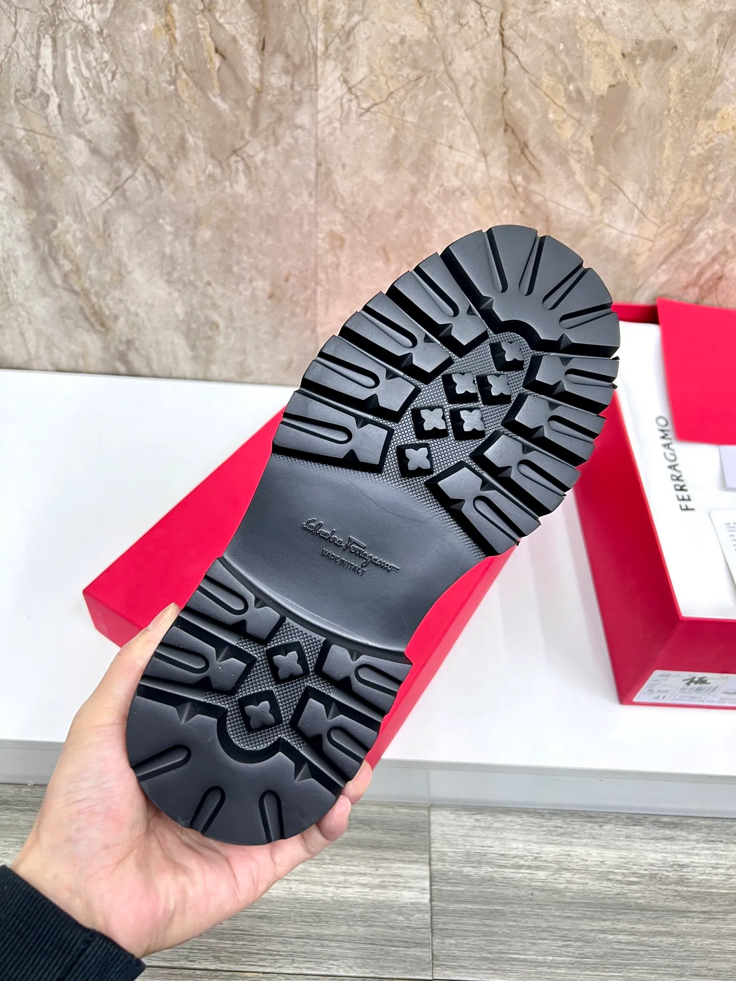 Original quality P780 Brand: Ferragamo Standard code: Men's code 39.40.41.42.43.44 Grade: Same style as the official website High-quality men's shoes Material: Customized first-layer calfskin with water-dyed cowhide lining Cowhide tiptoe Original non-slip and wear-resistant rubber outsole Style category: Men's formal business leather shoes are young and fashionable European and American trends British style Casual matching Comfortable feet Color: actual picture